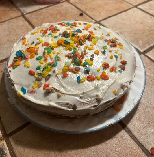 1 tier simple Vanilla Cake with Fruity pebbles